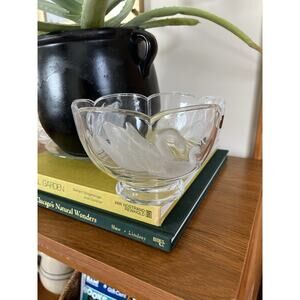 Vintage Crystal Swan Bowl Embossed Frosted Design Teleflora France 24% Lead. 6”